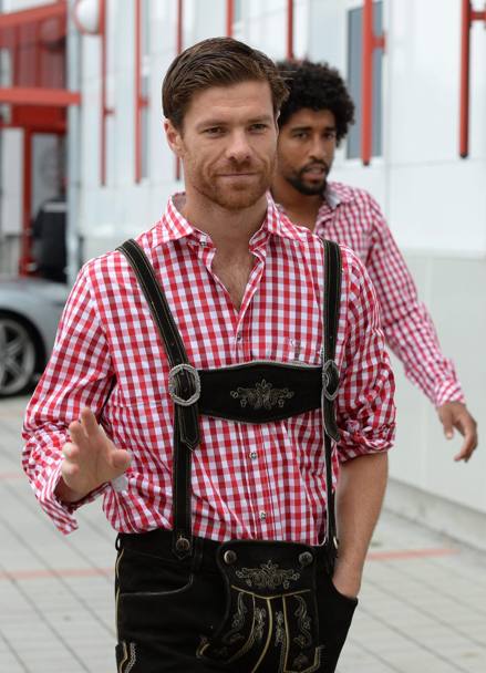 Il neoacquisto del Bayern Monaco Xabi Alonso in abiti bavaresi tradizionali, pronto per un servizio fotografico per una marca di birra (Epa/Andreas Gebert)